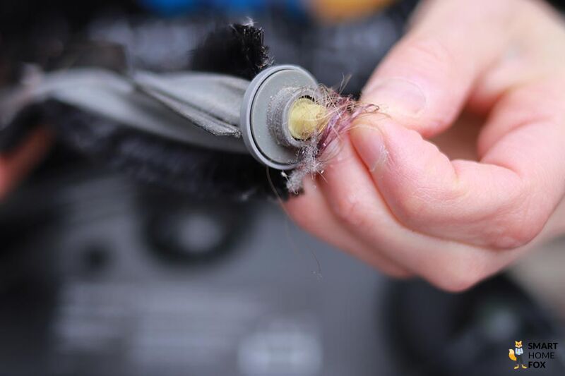 Man sieht, wie sich Haare um die Bürste des Ecovacs Deebot X1 OMNI gewickelt haben.